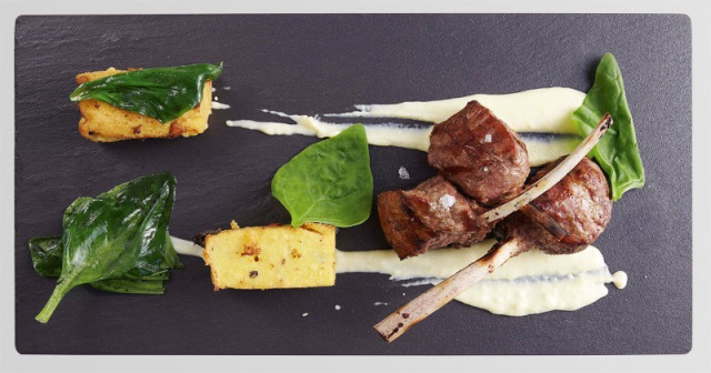 Costeleta de cordeiro com polenta e espinafre