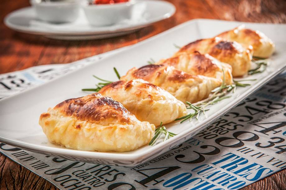 A porção de miniempanadas A porção de miniempanadas