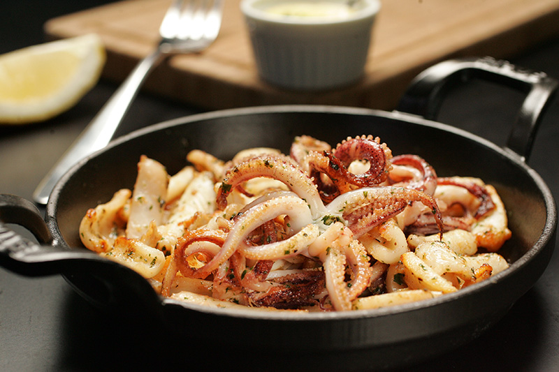 A minilula na chapa tem o acompanhamento de aïoli de limão A minilula na chapa tem o acompanhamento de aïoli de limão