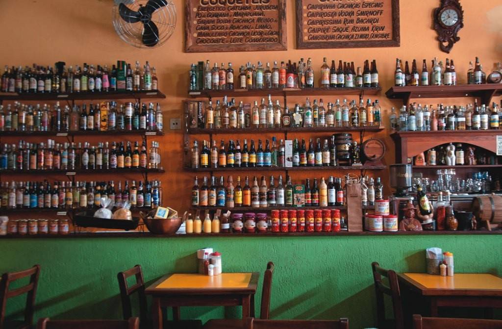 Para abrir o apetite antes dos pratos sertanejos há 340 rótulos de cachaça