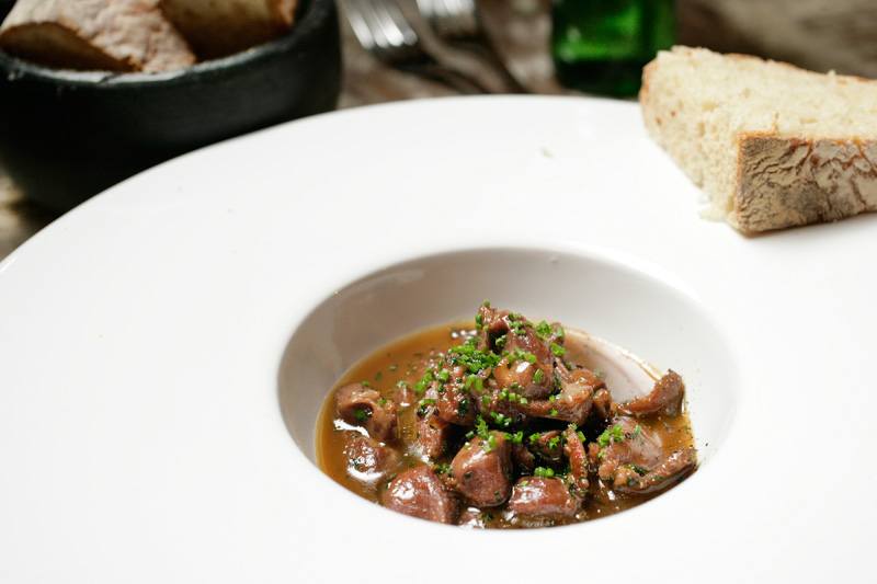 Moela cozida no molho de cerveja e mostarda Moela cozida no molho de cerveja e mostarda