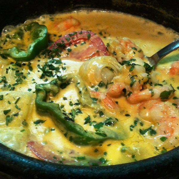 Moqueca de camarão ao tempero de dendê e leite de coco