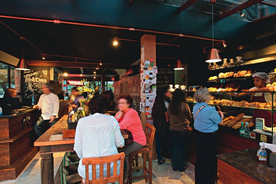 O salão: a vitrine de pães oferece delícias vendidas por quilo O salão: a vitrine de pães oferece delícias vendidas por quilo