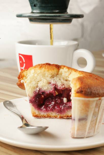 Muffin de framboesa e chocolate branco acompanhado de café coado