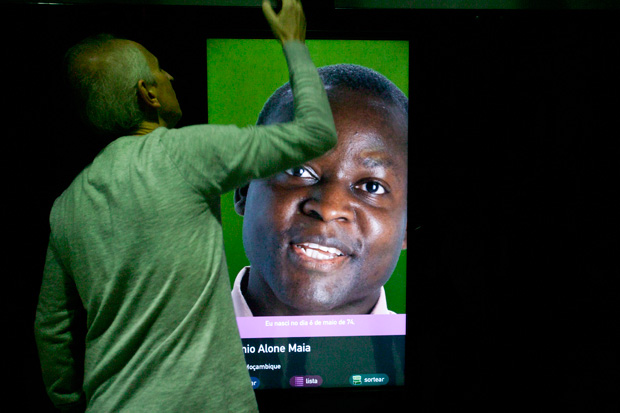 Interação: o visitante pode ouvir depoimentos de imigrantes que ainda vivem no Brasil Interação: o visitante pode ouvir depoimentos de imigrantes que ainda vivem no Brasil