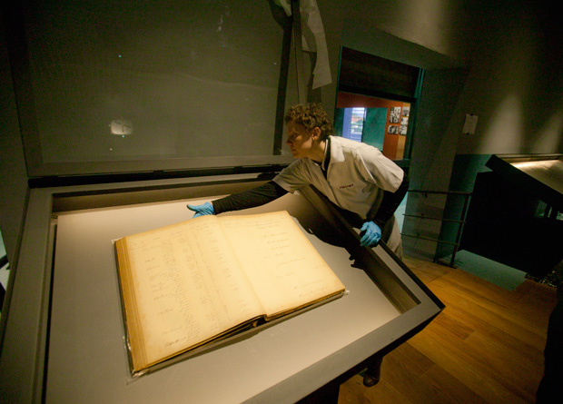 História: livro com o registro dos imigrantes que passaram pela hospedaria é exposto História: livro com o registro dos imigrantes que passaram pela hospedaria é exposto