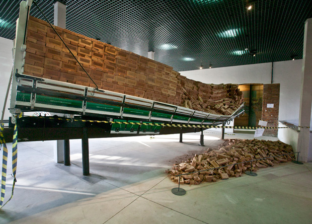 Instalação: Obra de Nuno Ramos é inspirada no livro É isso um Homem?, de Primo Levi Instalação: Obra de Nuno Ramos é inspirada no livro É isso um Homem?, de Primo Levi