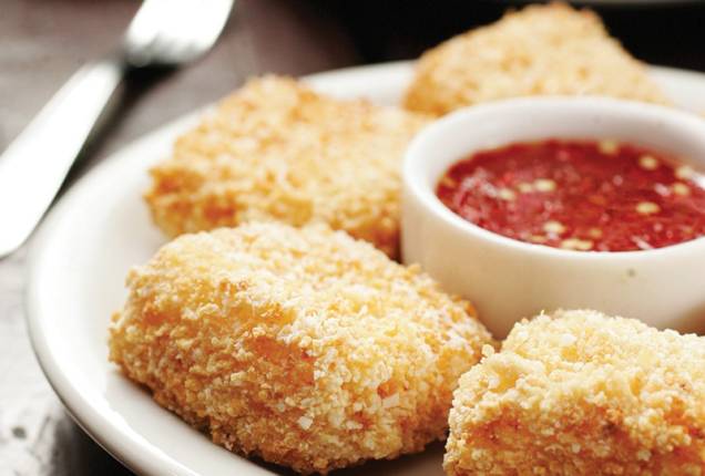 Tijolinhos de queijo de coalho cobertos de tapioca Tijolinhos de queijo de coalho cobertos de tapioca