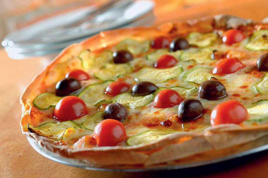 Pecora 2: molho de tomate, mussarela de ovelha, azeitonas pretas, lâminas de abobrinha e tomatinho