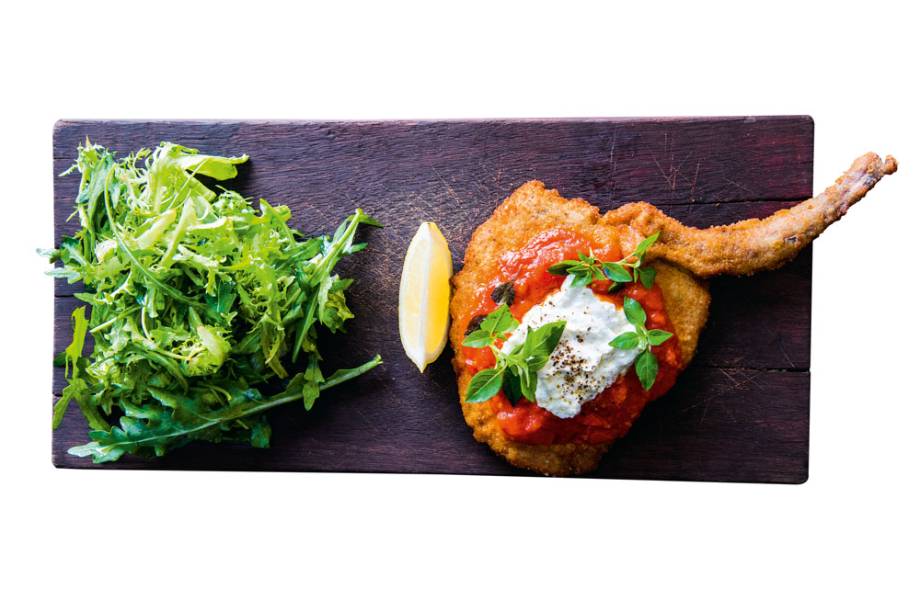 costeleta suína à parmigiana ganha a companhia de rúcula costeleta suína à parmigiana ganha a companhia de rúcula