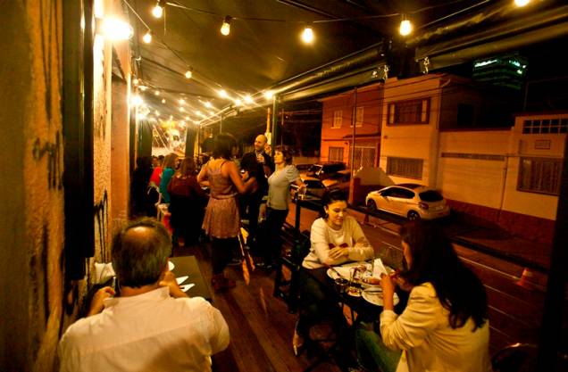 Repleto de luzinhas, o deque é o ambiente mais agradável da casa Repleto de luzinhas, o deque é o ambiente mais agradável da casa