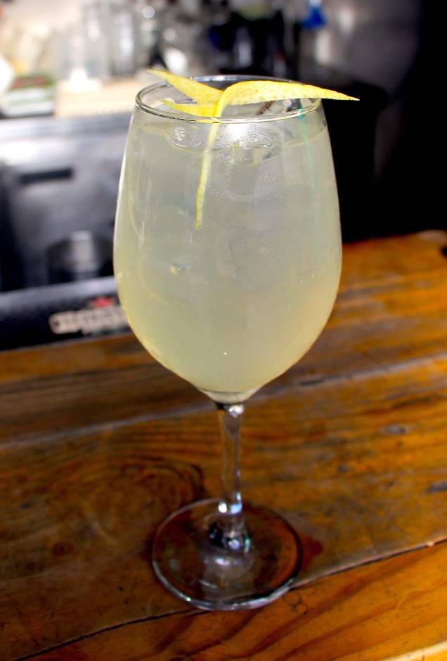 O clássico french 75: espumante, gim e limão O clássico french 75: espumante, gim e limão