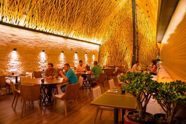 O bonito ambiente, revestido de bambu, foi criado pelo arquiteto Otávio de Sanctis O bonito ambiente, revestido de bambu, foi criado pelo arquiteto Otávio de Sanctis