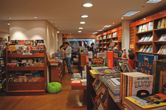 As estantes, distribuídas por uma área de 400 metros quadrados: quinze seções As estantes, distribuídas por uma área de 400 metros quadrados: quinze seções