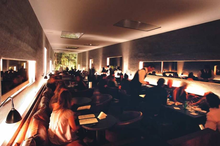 O salão projetado por Isay Weinfeld: acomodação em sofás e poltronas O salão projetado por Isay Weinfeld: acomodação em sofás e poltronas