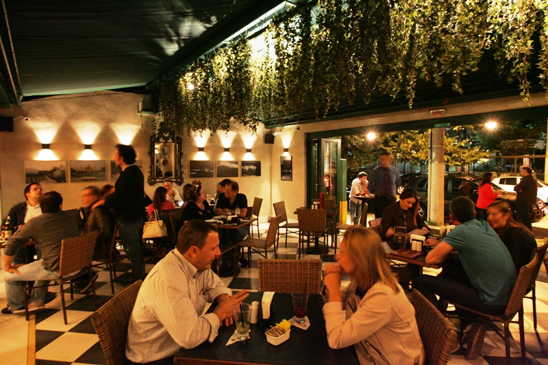 O arejado salão da casa, frequentada por um público acima dos 35 anos O arejado salão da casa, frequentada por um público acima dos 35 anos