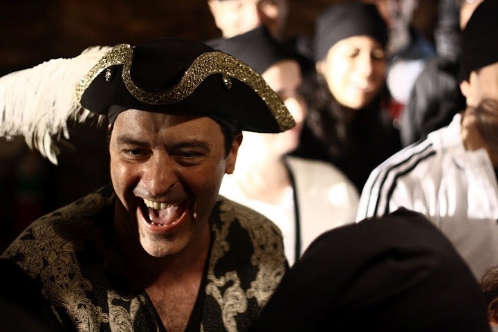 O Ilha do Tesouro: nessa aventura teatral a plateia é recrutada durante o espetáculo O Ilha do Tesouro: nessa aventura teatral a plateia é recrutada durante o espetáculo