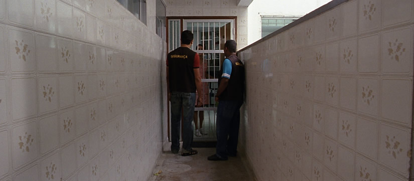 O Som ao Redor: rua de classe média sofre transformações com a chegada da milícia O Som ao Redor: rua de classe média sofre transformações com a chegada da milícia