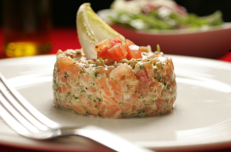 O tartare de salmão é temperado com limão-siciliano e ervas frescas