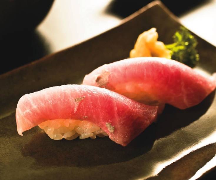 Par de niguirizushis olho-de-boi: atração do Ohka Par de niguirizushis olho-de-boi: atração do Ohka