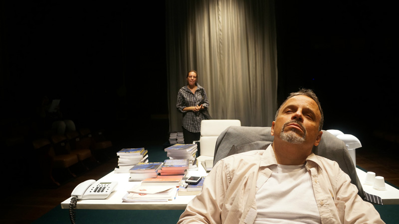Luciana Fávero e Marcos Breda: montagem oferece três versões independentes