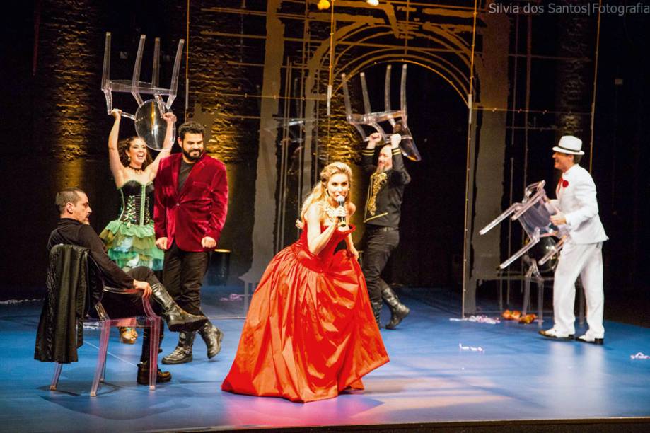 Paula Burlamaqui (no centro) e o elenco da comédia: a ironia de Molière resiste ao tempo Paula Burlamaqui (no centro) e o elenco da comédia: a ironia de Molière resiste ao tempo