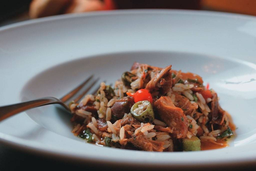 O úmido arroz de galinhada caipira com quiabo O úmido arroz de galinhada caipira com quiabo