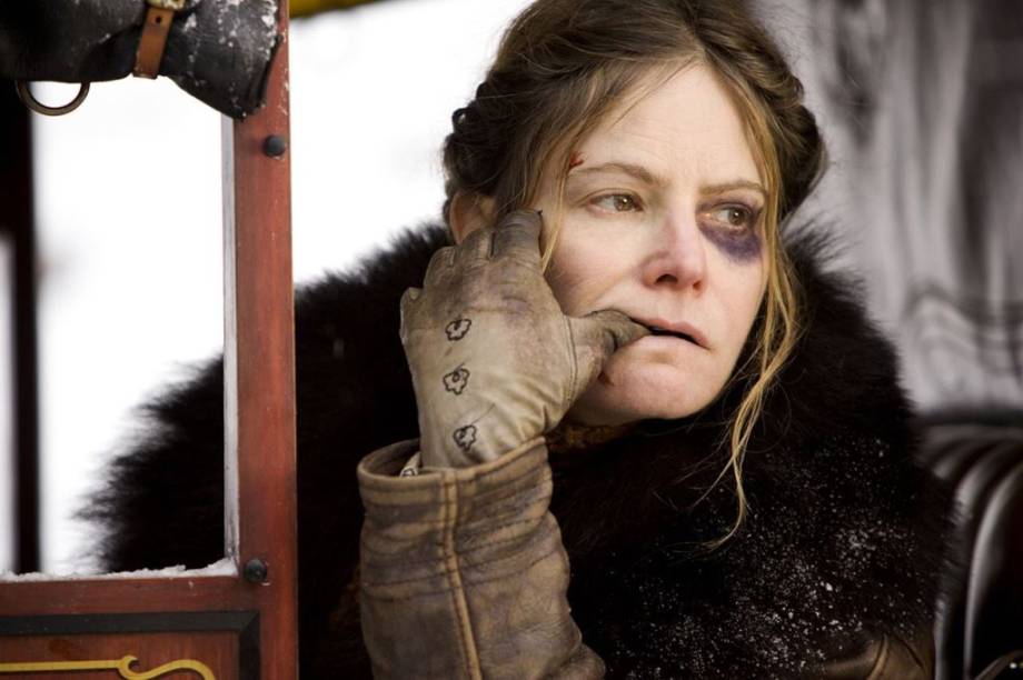 Os Oito Odiados: a atriz Jennifer Jason Leigh, no papel da fugitiva Daisy Domergue