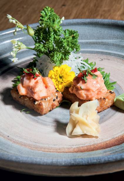 A tostada de arroz coberta por tartare de salmão acaba de entrar no menu do Osaka