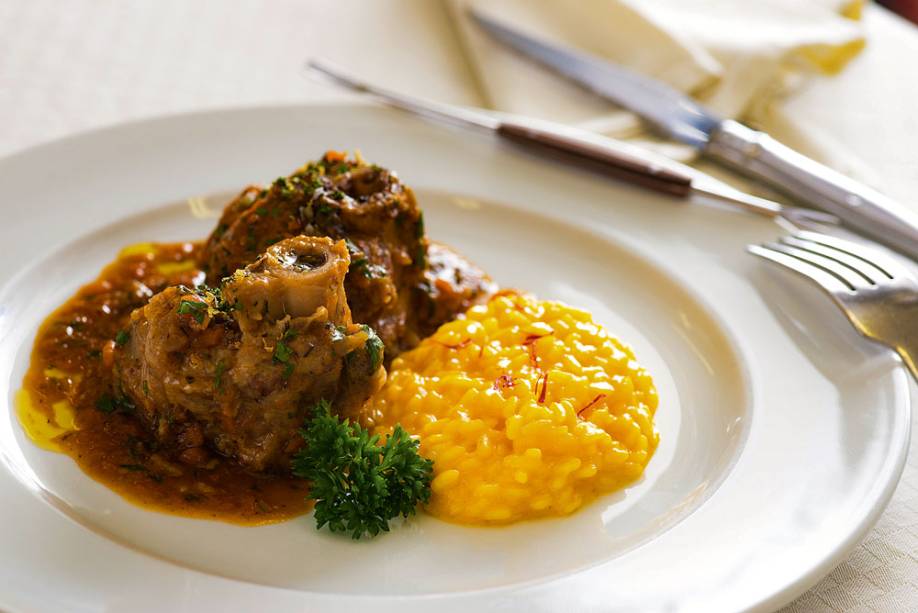 Ossobuco de vitela com risoto de açafrão: boa escolha de ingredientes