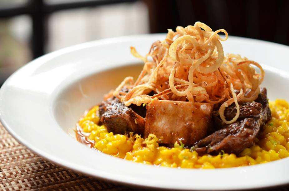 Ossobuco ao vinho tinto sobre o risoto de açafrão coberto por cebola caramelada, do Antonietta
