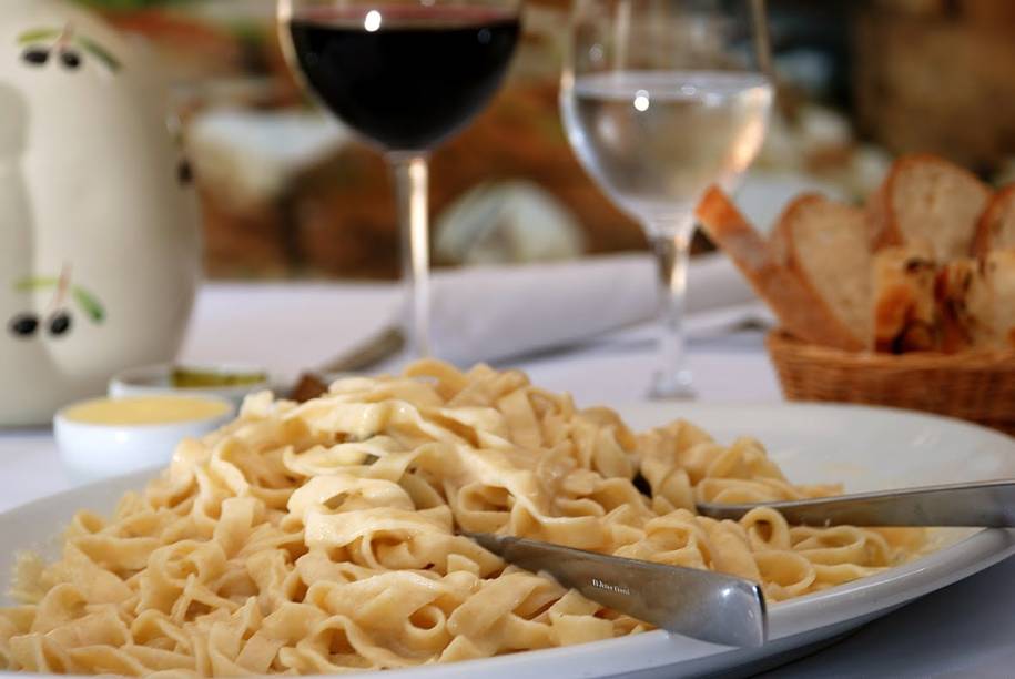 Osteria del Pettirosso: fettuccine imperiali leva apenas manteiga com queijo grana padano Osteria del Pettirosso: fettuccine imperiali leva apenas manteiga com queijo grana padano