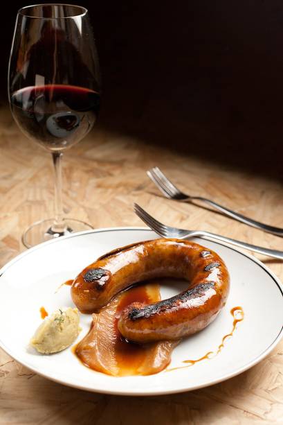 A alheira grelhada é servida na companhia de purês de limão e de maçã A alheira grelhada é servida na companhia de purês de limão e de maçã