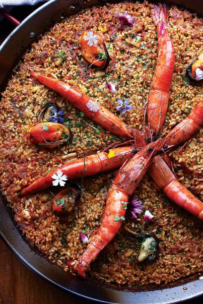 Paella de camarão, lula, mexilhão e vieira.