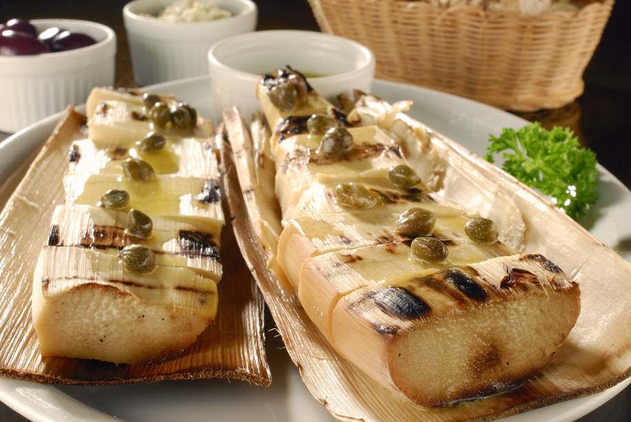 Palmito pupunha assado, no Pobre Juan: recebe molho à base de alcaparras Palmito pupunha assado, no Pobre Juan: recebe molho à base de alcaparras