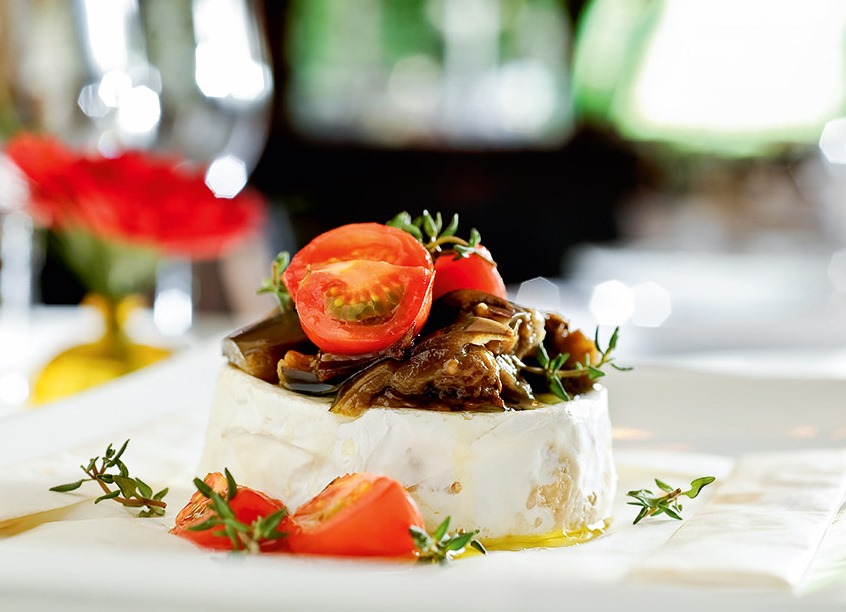 Berinjela, tomate-cereja e tomilho finalizam o cremoso papillote camembert de cabra Berinjela, tomate-cereja e tomilho finalizam o cremoso papillote camembert de cabra