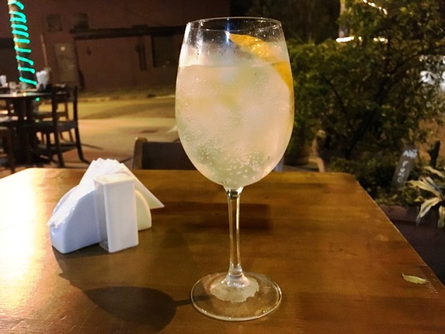 Gim-tônica do Paramount: drinque barato e bem preparado Gim-tônica do Paramount: drinque barato e bem preparado