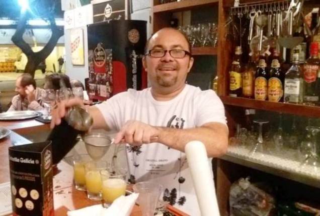 O barman Neto Oliveira: no balcão de seu boteco O barman Neto Oliveira: no balcão de seu boteco