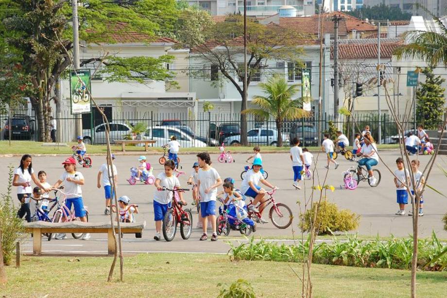 Parque das Bicicletas: visitante pode andar pelos caminhos arborizados com palmeiras, ipês e pitangueiras