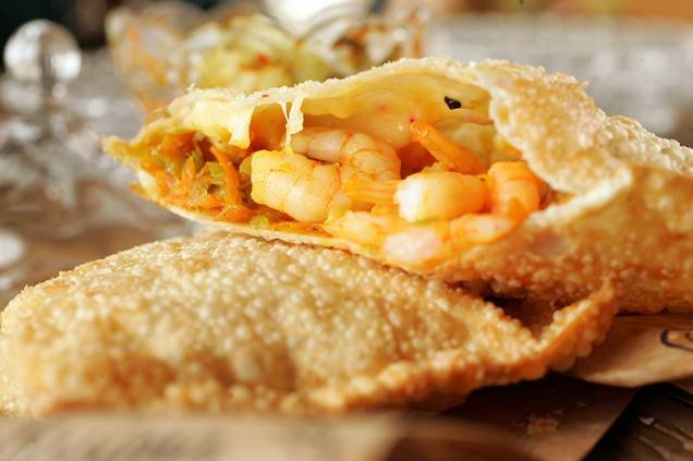 Pastel de camarão salteado com abobrinha, alho-poró, cenoura e queijo gruyère Pastel de camarão salteado com abobrinha, alho-poró, cenoura e queijo gruyère