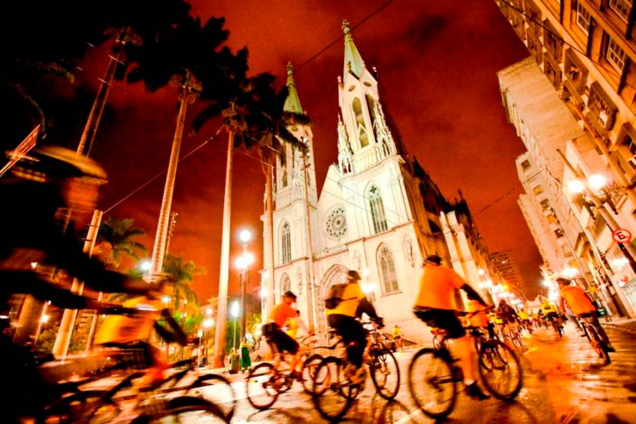 A pedalada noturna passa pela região central de São Paulo