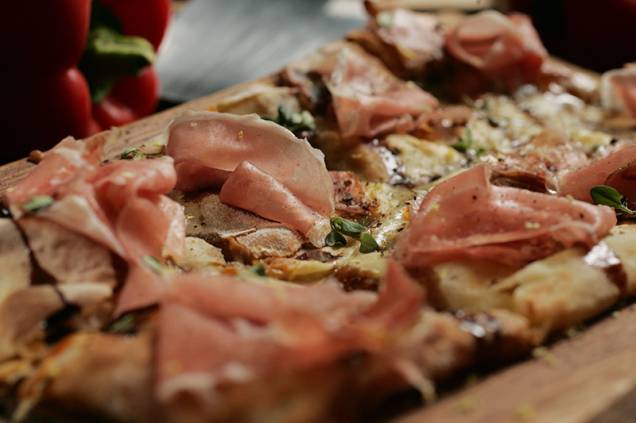 Entre os petiscos, prove o carta, uma massa fininha de pizza torrada e recheada com queijo stracchino Entre os petiscos, prove o carta, uma massa fininha de pizza torrada e recheada com queijo stracchino