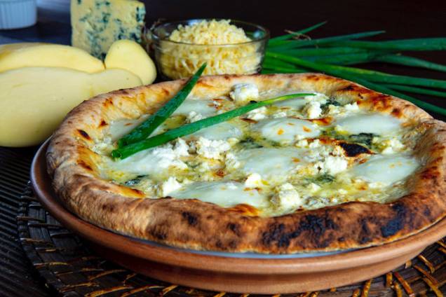 Pizza quatro queijos: mussarela fior di latte, ricota, gorgonzola, parmesão e ervas finas Pizza quatro queijos: mussarela fior di latte, ricota, gorgonzola, parmesão e ervas finas