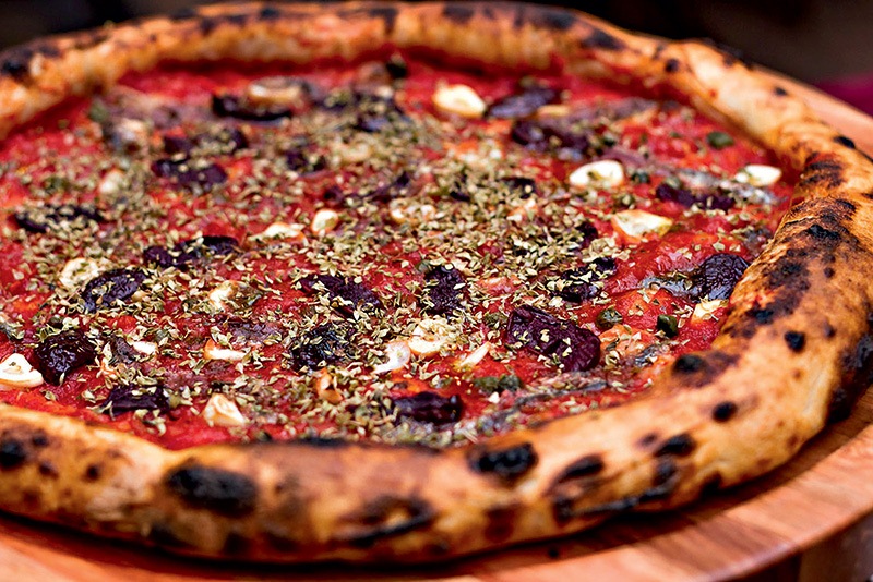 Cobertura à putanesca: tomate, alho, azeitona preta, orégano, alcaparra e aliche italiano Cobertura à putanesca: tomate, alho, azeitona preta, orégano, alcaparra e aliche italiano