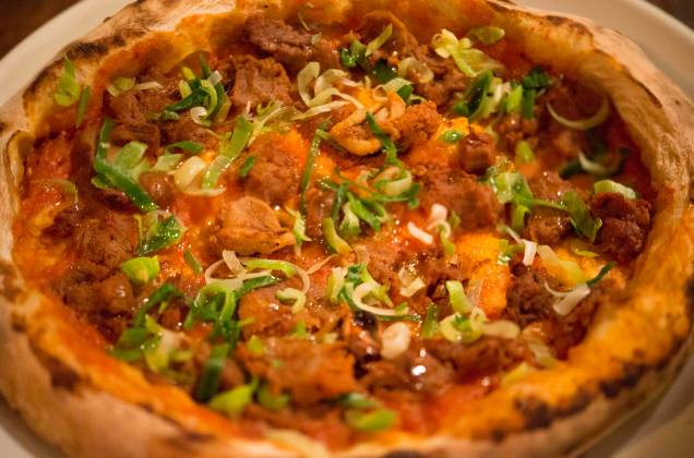 Outra opção vegana da casa é a pizza de carne de jaca com alho-poró Outra opção vegana da casa é a pizza de carne de jaca com alho-poró