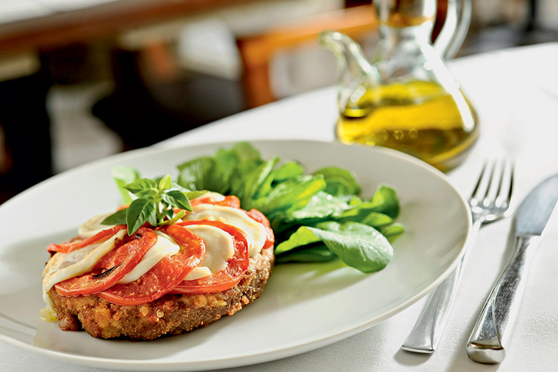 Polpettone coberto de fatias de mussarela de búfala e de tomate servido com rúcula fresquinha Polpettone coberto de fatias de mussarela de búfala e de tomate servido com rúcula fresquinha