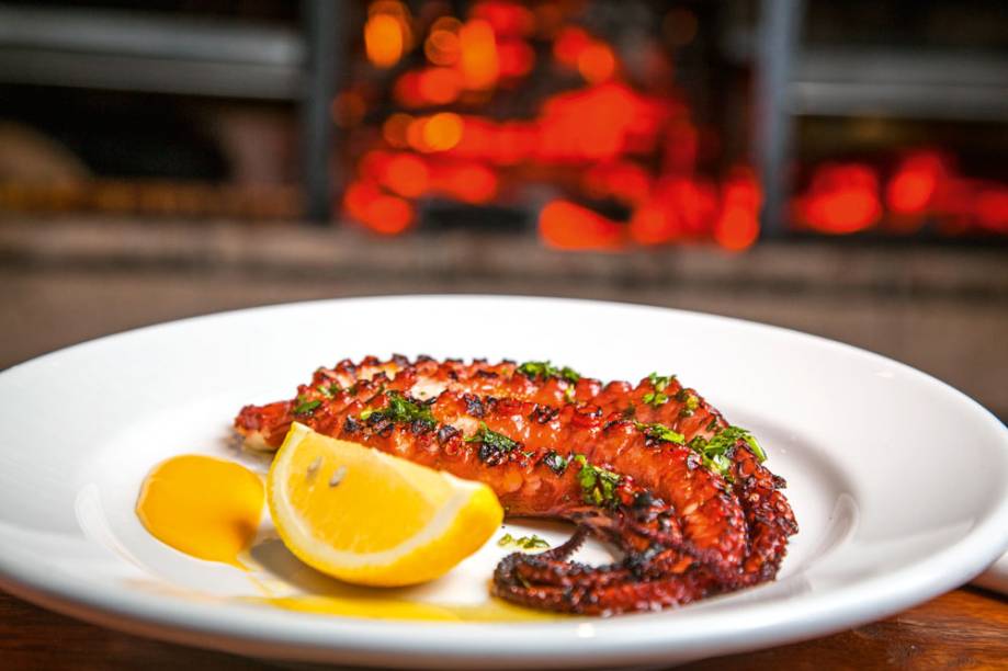 Polvo grelhado: preparado na cozinha aberta Polvo grelhado: preparado na cozinha aberta