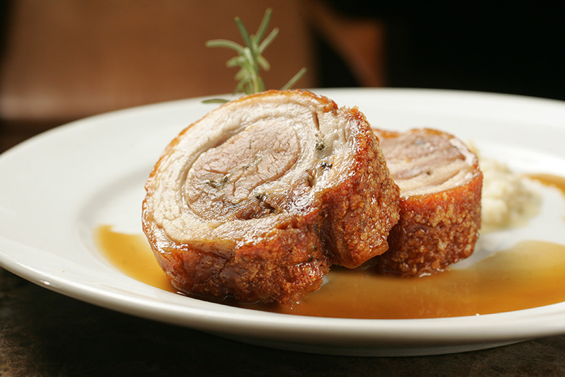 Porchetta assada ao próprio molho com risoto de limão siciliano Porchetta assada ao próprio molho com risoto de limão siciliano