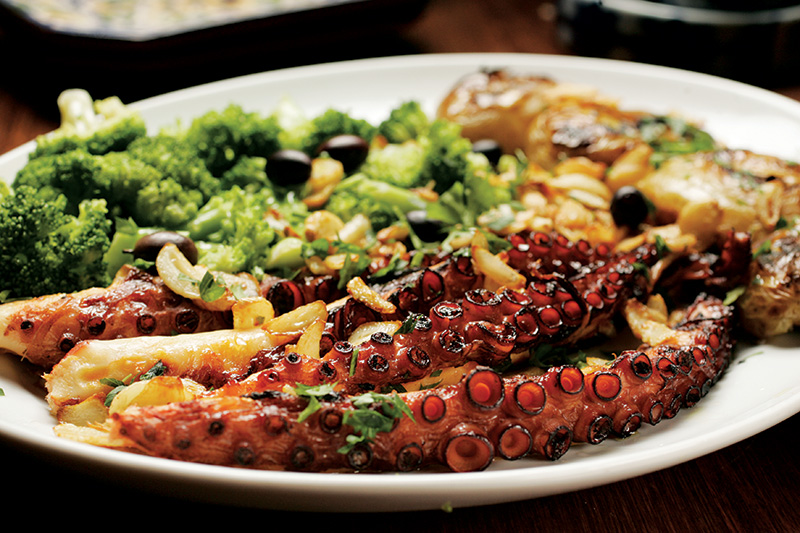 Polvo à lagareiro com brócolis e batata ao murro Polvo à lagareiro com brócolis e batata ao murro