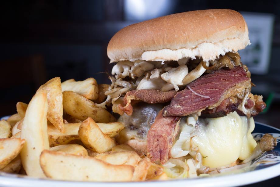 Easy rider: hambúrguer no pão com bacon, parmesão, cogumelo shiitake e alho-poró mais batatas rústicas